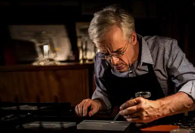 昆仑手表表蒙有划痕如何处理（手表表蒙划痕维修方法总汇）