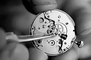 昆仑机械表走时误差大怎么办？（原因分析与解决方法）